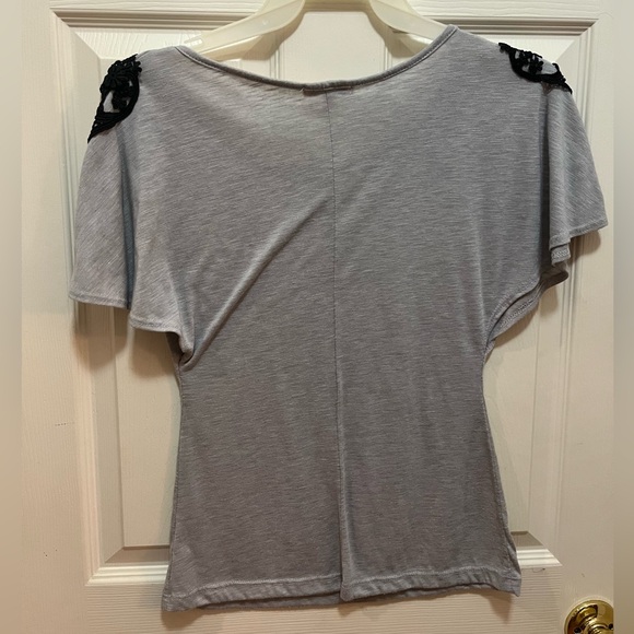 Lace shoulder detail top. Size medium. Great condition - Picture 3 of 5